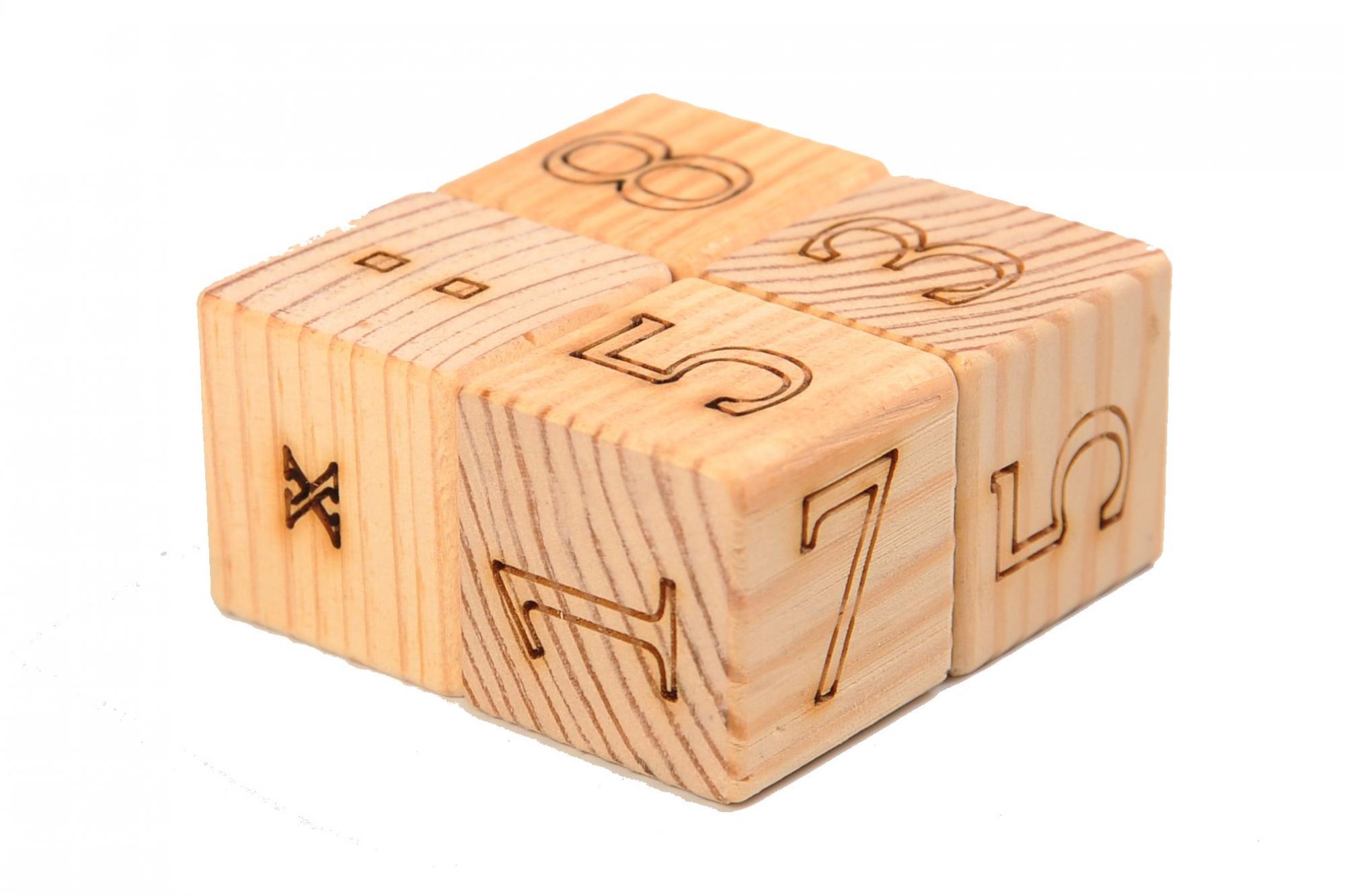 Деревянный кубик опускают в воду. Деревянные кубики. Кубик из дерева. Деревянные кубики с цифрами. Деревянные кубики для детей.