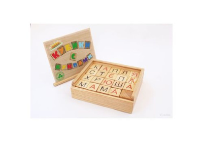 Набор деревянных кубиков с буквами в деревянном ящике